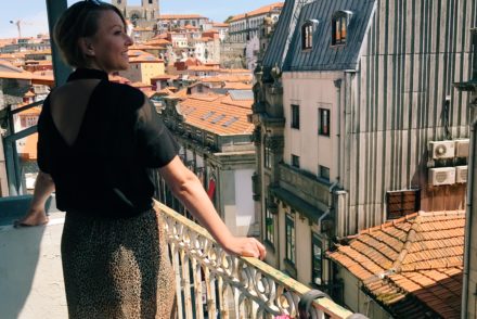 Jen Grieves on a balcony in Porto